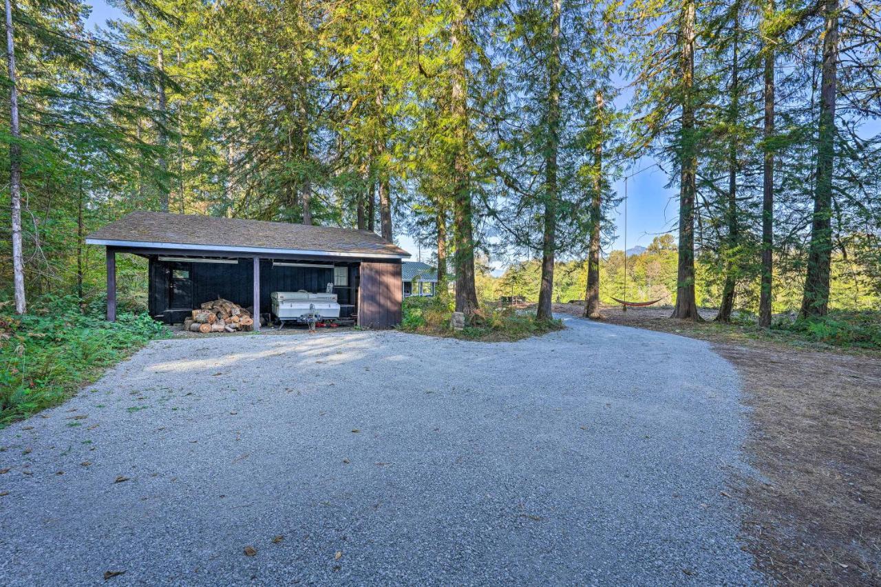 Dreamy Riverside Cabin With Fireplace And Grill Concrete Eksteriør billede